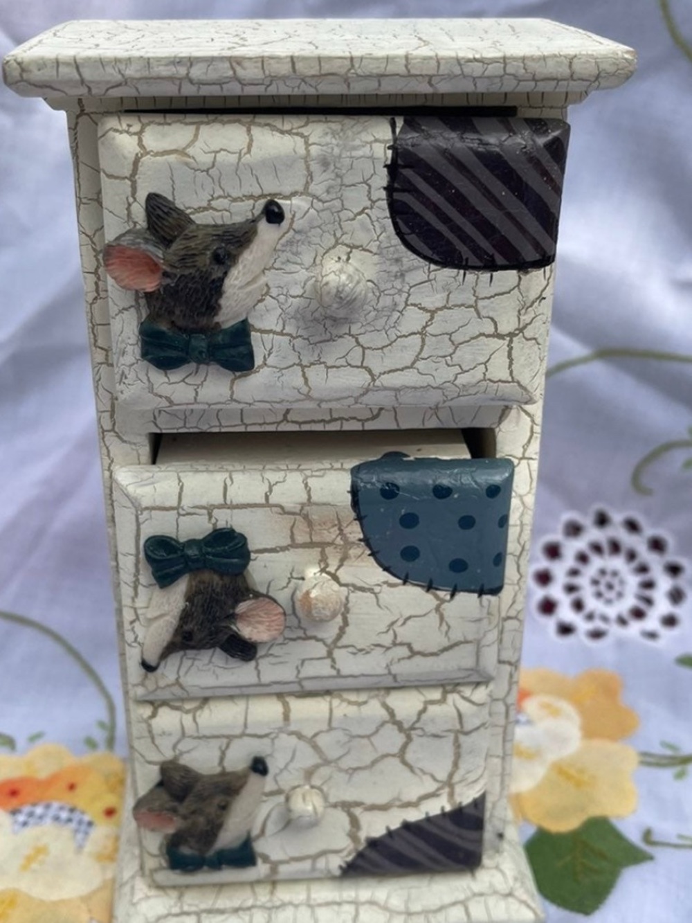 House of Lloyd Christmas around the world Mini Trinket Mice Dresser